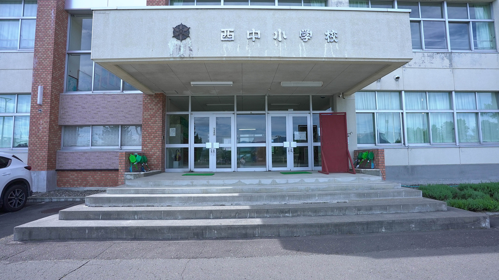 西中小学校の校舎